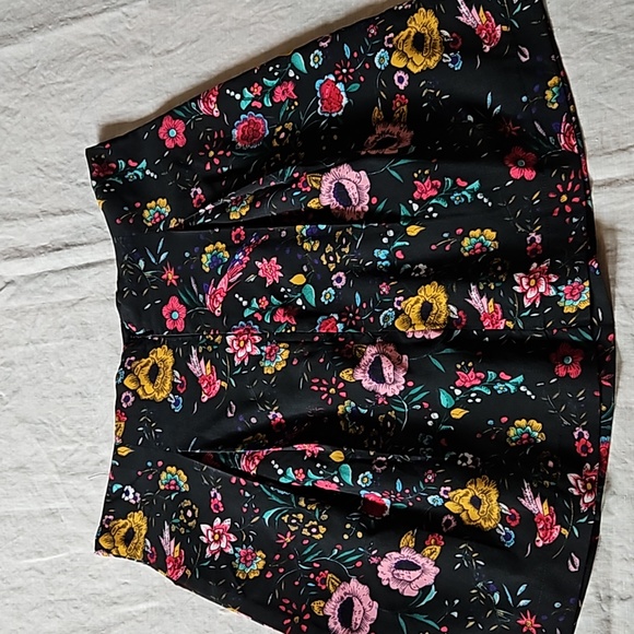 Lucca pleated black flowered mini skirt size large - Picture 8 of 10